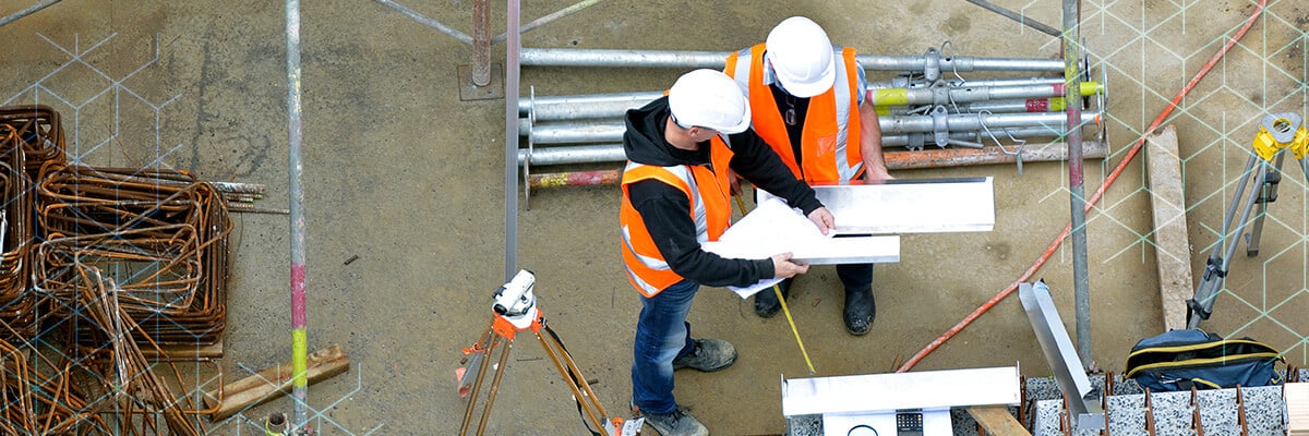 engenheiros olhando para papel