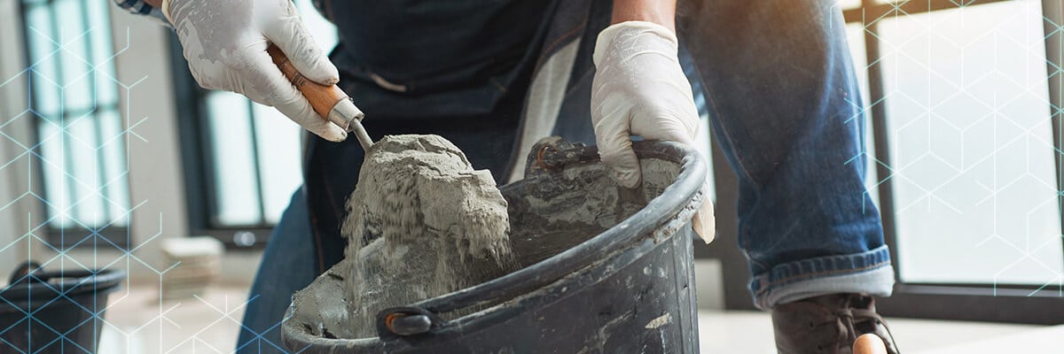 pedreiro colocando argamassa