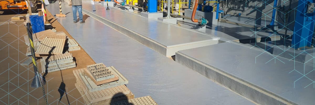 homens passando revestimento no piso