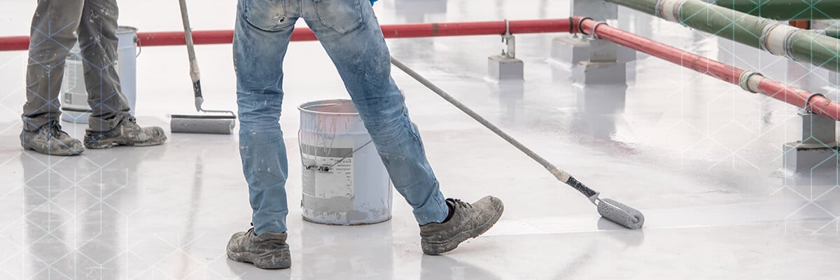 dois homens trabalhando com revestimento anticorrosivo