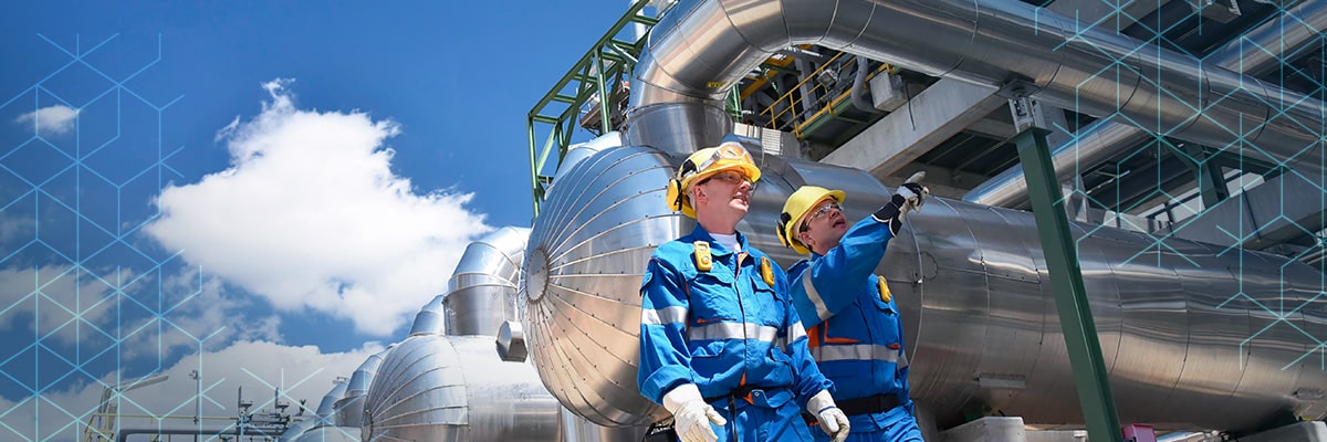 Engenheiros industriais analisando produção