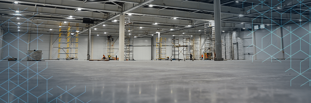 funcionário aplicando material