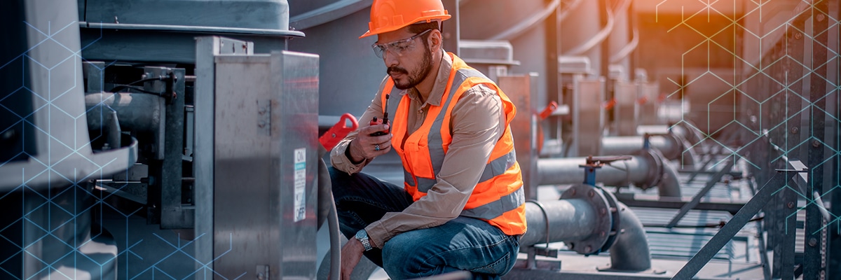 Funcionário analisando máquina industrial