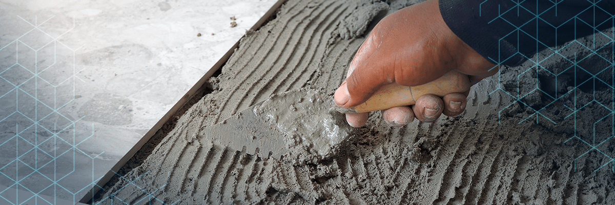 homem-aplica-argamassa-em-pisos-industriais 