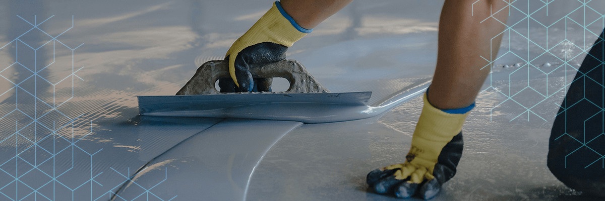 trabalhador-aplica-produto-no-piso