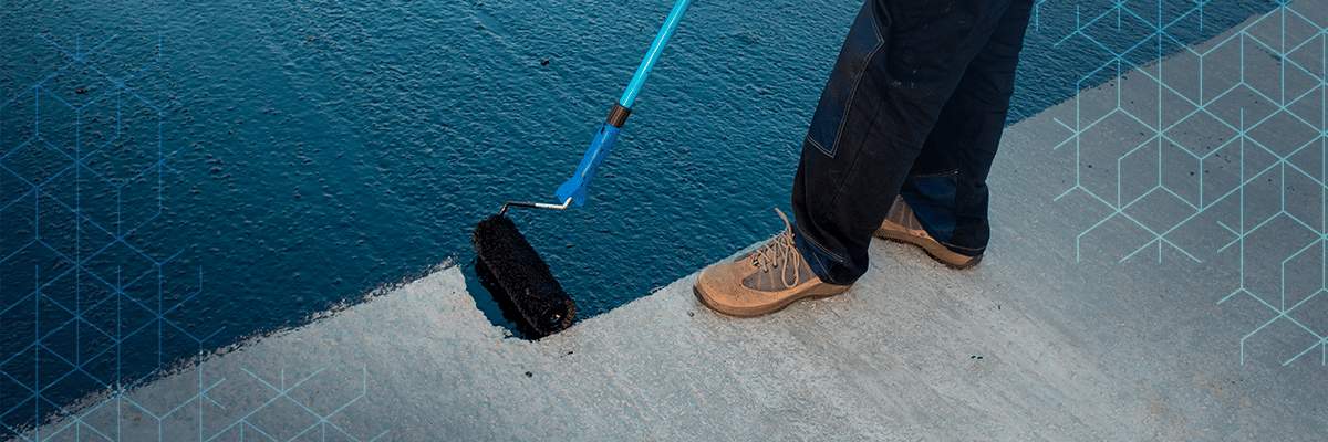 O trabalhador-aplicando-mastique-de-betume-na-base